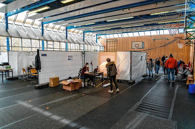 Innerhalb einer Stunde durchlaufen die Flüchtlinge in der zentralen Aufnahmestelle in der Schelmengass alle notwendigen behördlichen ...