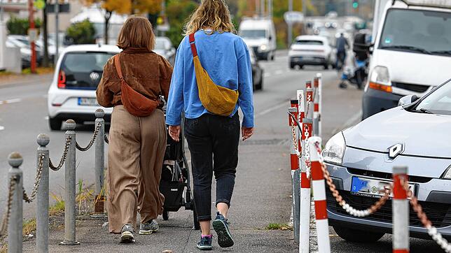 Hier wird es schnell zu eng. Bei diesem Abschnitt am BEZ-Kreisel handelt es sich um einen kombinierten Rad- und Fußweg, der bei ...