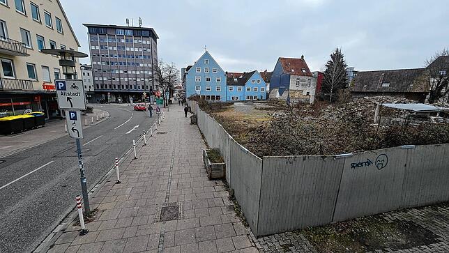 Ein trostloser Anblick mit Bretterzaun und Gestrüpp dahinter. Dort, wo einst das Schuhhaus Trapp stand, soll nun vorübergehend ein ...