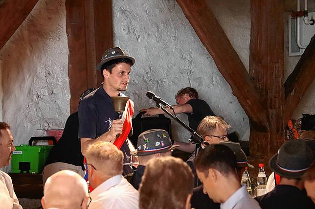 Andreas Laubis eröffnet pünktlich um 11 Uhr am Chilbimontag das Gulaschessen. Er teilt gegen Politik und Tiengen in seiner Rede ...