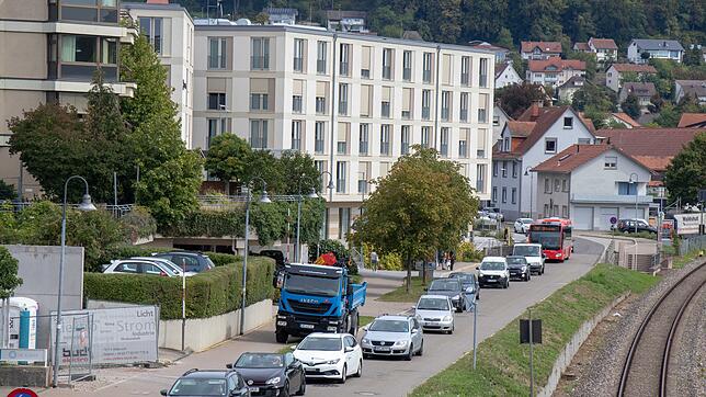 Der Verkehr staut sich auf der Umleitung zum Teil über die Friedrichstraße bis in die Gurtweilerstraße hoch.