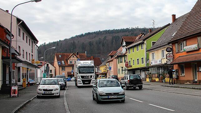 Noch rollt die Verkehrslawine täglich auf der Bundesstraße 311 mitten durch die Gemeinde Immendingen. Nun sollen die Vermessungsarbeiten ...