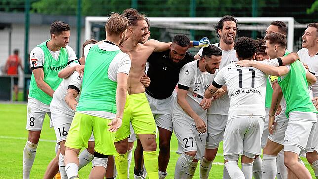 Ausgelassener Jubel beim FC 08 Villingen nach dem Sieg im Elfmeterschießen.