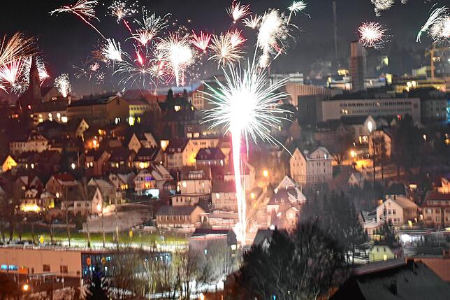 Mit buntem Feuerwerk begrüßen die St. Georgener Bürger das neue Jahr. Im Bild zu sehen ist der Blick in Richtung Kernstadt.