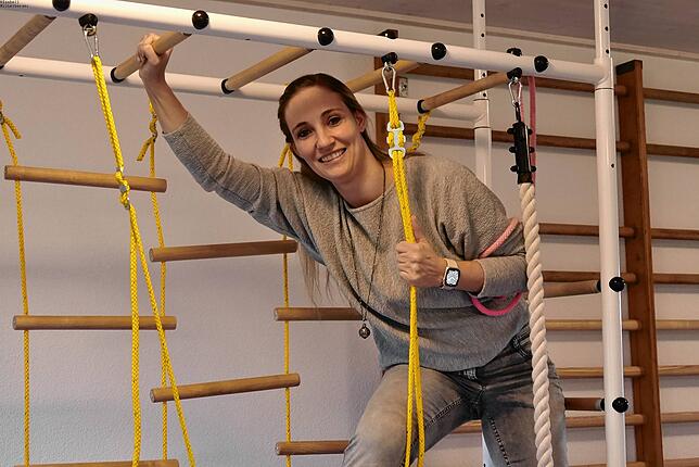 Um fit und gelenkig zu bleiben, trainiert Alice Thoma regelmäßig in ihrem Fitnessraum zu Hause.