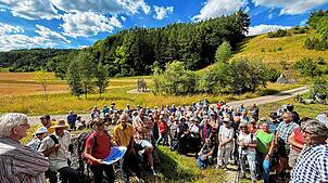 Mehr als 100 Teilnehmer: Der archäologische Spaziergang zu den Rentierjäger-Höhlen im Brudertal bei Engen stößt auf großes Interesse. ...