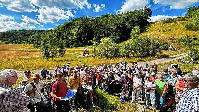Mehr als 100 Teilnehmer: Der archäologische Spaziergang zu den Rentierjäger-Höhlen im Brudertal bei Engen stößt auf großes Interesse. ...