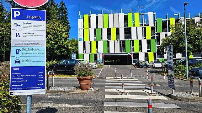 Schilder weisen darauf hin, wie genau das Bezahlen auf dem Parkplatz und im Parkhaus des Häfler Klinikums funktioniert.