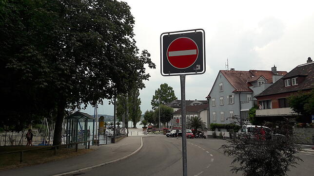 Durchfahrt für alle verboten, auch für Fahrradfahrer. Am Ochsen geht's nur geradeaus, Richtung Münsterstraße.