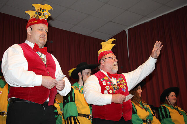 Zunftmeister Reinhard Kornmayer und Präsident Burkhard Grob begrüßten das närrische Publikum in der vollbesetzten Mindelseehalle.