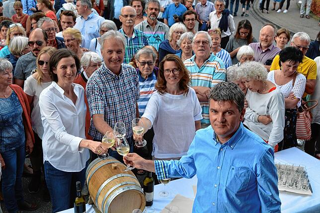 2019: Erfolgreich wurden die Weinfässer bei der Eröffnungszermonie des Stadtfestes von Bürgermeister Stellvertreterin Martina ...