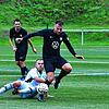 Der FV Tennenbronn (dunkle Trikots) und die SG Dauchingen/Weilersbach lieferten sich ein spektakuläres Bezirksliga-Spiel.