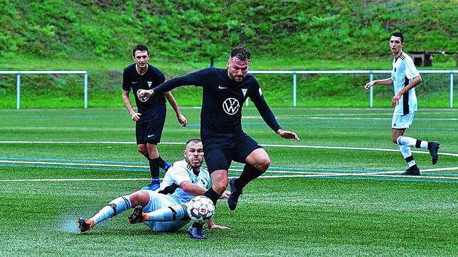 Der FV Tennenbronn (dunkle Trikots) und die SG Dauchingen/Weilersbach lieferten sich ein spektakuläres Bezirksliga-Spiel.