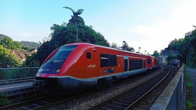 Ein liegengebliebener Zug blockiert die Schranke am Bahnhof Laufenburg-Altstadt.