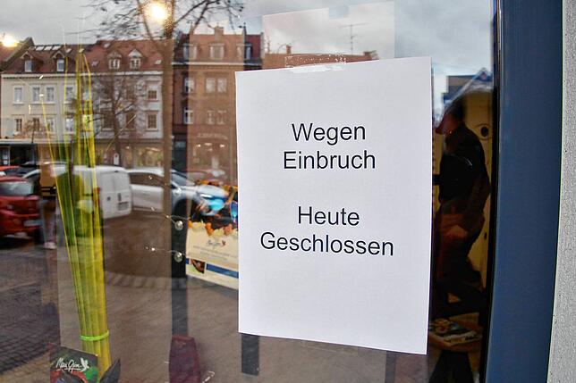 Ein Zettel im Schaufenster informiert im Februar 2024 Kunden darüber, dass der Laden wegen eines Einbruchs geschlossen ist. Im Geschäft ...