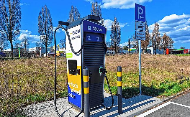 Die EnBW hat auf dem Parkplatz des ehemaligen Real-Markts zwei Schnellladesäulen mit 300 kW errichtet. Hier laden E-Autofahrer besonders ...