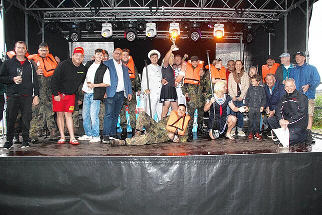 Bild 3: Uhldingen feiert: Die besten Bilder vom ersten Tag des Hafenfestes mit Schrottregatta