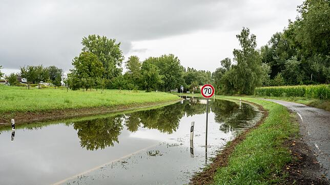 Die Landstraße musste in beide Richtungen gesperrt werden.