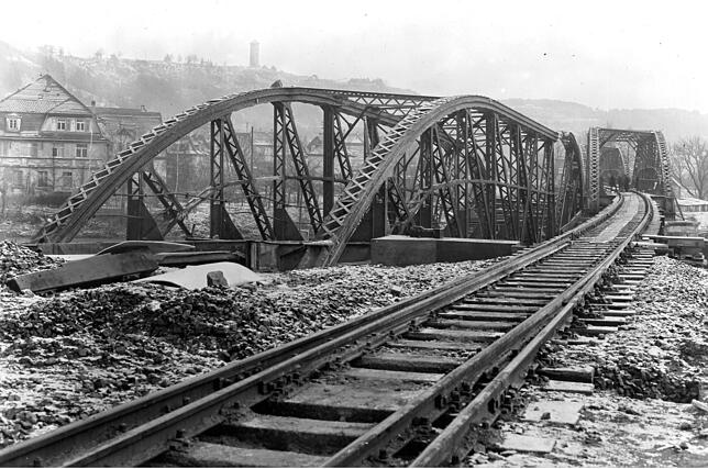 Die von der Wehrmacht gesprengte Neckarbrücke in Horb. Auf dem Bild vom Mai 1946 ist rechts die Behelfsbrücke zu sehen, die die ...