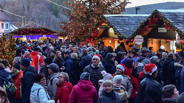 Groß ist der Andrang bereits an den ersten beiden Tagen des Triberger Weihnachtszaubers. Tausende Besucher lassen sich vom einzigartigen ...