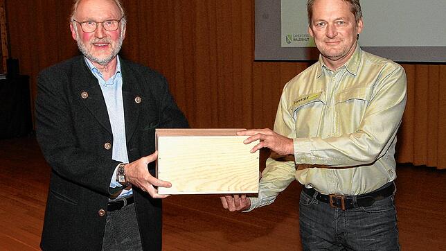 Werner Rautenberg (links) bedankt sich bei Robert Becker mit einem Präsent.