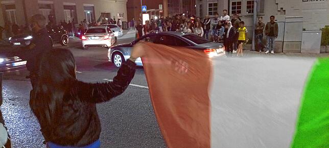Italien-Fans zeigen Flagge.
