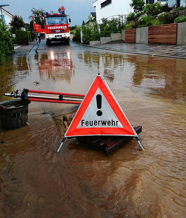 Überschwemmung in der Straße &bdquo;Obere Blatt&ldquo; in Eigeltingen