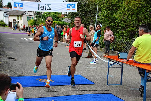 Einen packenden Endspurt im Hauptlauf lieferten sich Franz Hug (links) von FH Runingzone Pfullendorf und Sascha Maier von KHM-Netzwerke.