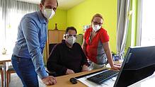 Alle Hände voll zu tun hatten Spitalfonds-Leiter Ralf Scharbach (von links) und seine Mitarbeiter Uwe Walter und Nathalie Herr während ...