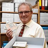 Stadtarchivar Jürgen Klöckler könnte im Geld schwimmen; nur leider ist das Notgeld der 1920er Jahre nichts wert – damals wie heute.