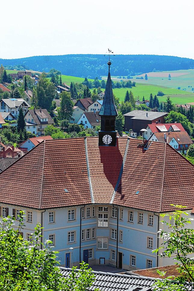 Das Bonndorfer Rathaus vom Philosophenweg aus gesehen.
