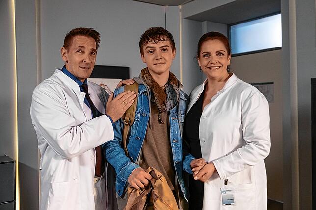 Dr. Vera Fendrich (Rebecca Immanuel, rechts) und Dr. Alexander Kahnweiler (Mark Keller, links) sind glücklich: Ihr Sohn Jens-Torben ...