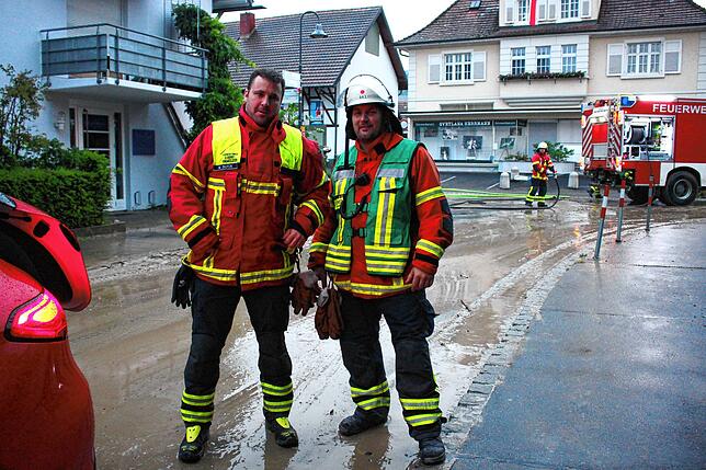 Mario Dutzi (links), Abteilungsleiter und Kommandant der Singener Feuerwehr im Krisengespräch vor Ort mit Frederik Kolb (rechts), ...