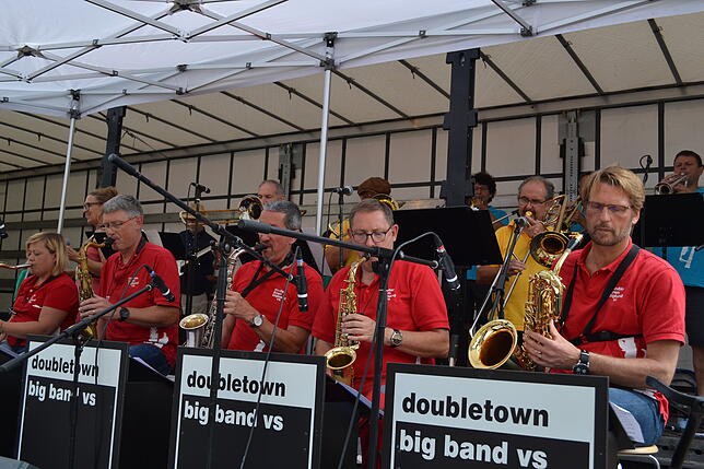 Sorgten zum Aftakt des 16. Villinger Weinfestes für besten Sound &ndash; die doubletown bigband