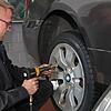 Trotz der noch warmen Temperaturen sind die Autowerkstätten bereits mitten im Wintergeschäft.