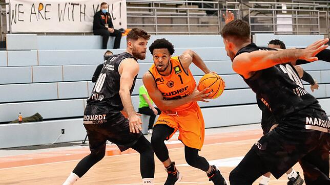 Als die Spieler aus Jena die Kreise von Nate Britt (am Ball) rigoros einschränkten, bekamen die Wiha Panthers große Probleme im Angriff. ...