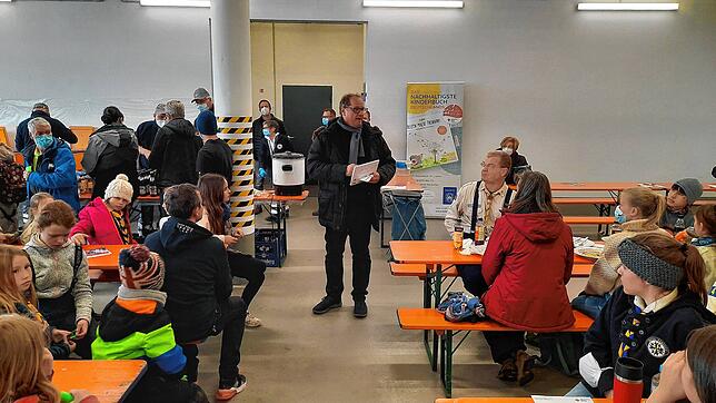 Oberbürgermeister Jürgen Roth dankte den Helfern und bat um Verständnis dafür, dass der Termin für die Putzaktion wegen der beginnenden ...