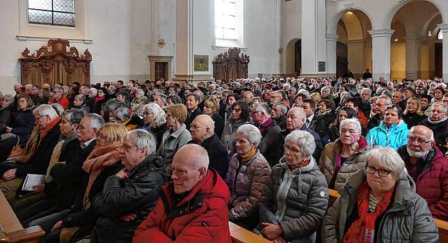 Es gab fast kein freies Plätzchen mehr in der rappelvollen Klosterkirche St. Martin in Beuron am Palmsonntag, als „Die sieben ...