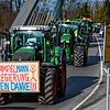 Traktoren fahren in Günzburg zu einer Kundgebung des Bauernverbandes gegen die Sparpläne der Bundesregierung. Die Ampel-Regierung will ...