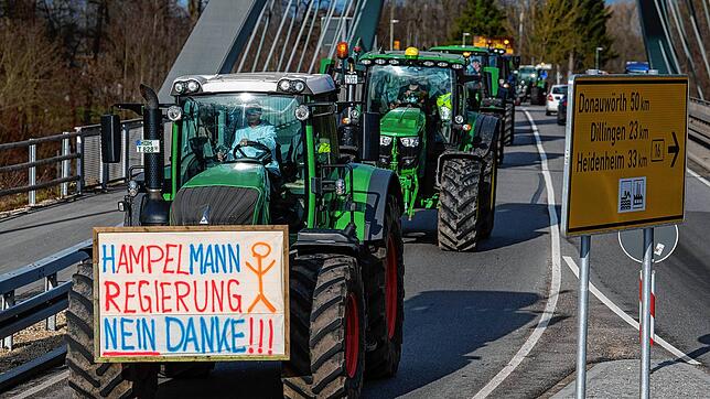 Traktoren fahren in Günzburg zu einer Kundgebung des Bauernverbandes gegen die Sparpläne der Bundesregierung. Die Ampel-Regierung will ...