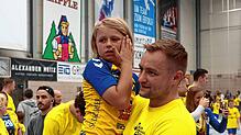 Jörg Lützelberger, scheidender Trainer der HSG Konstanz, nach dem Aufstieg in die zweite Bundesliga mit seinem Sohn Leon.