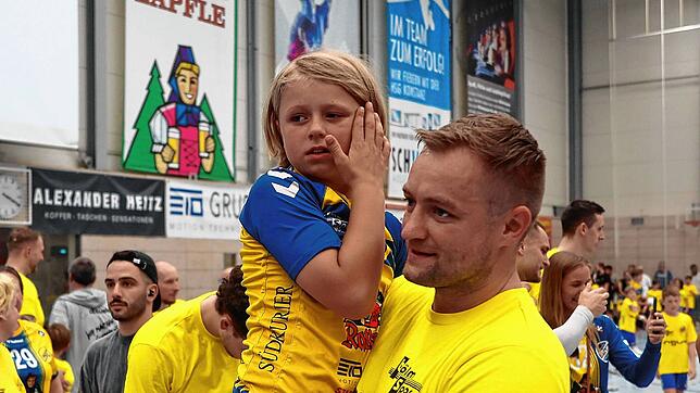 Jörg Lützelberger, scheidender Trainer der HSG Konstanz, nach dem Aufstieg in die zweite Bundesliga mit seinem Sohn Leon.