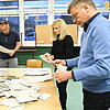 Ende der Abstimmung im Wahlbezirk 36 in der Singener Bruderhofschule. Nuria Schäfer, Ralph Stephan, Catharina Scheufele und Christoph ...