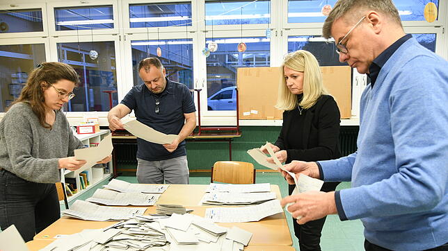 Ende der Abstimmung im Wahlbezirk 36 in der Singener Bruderhofschule. Nuria Schäfer, Ralph Stephan, Catharina Scheufele und Christoph ...