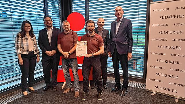 Schlüchttal Akkordeon-Orchester Gurtweil, 500 Euro für Instrumenten-Check und Update: Von links: Silvia Knöpfle Direktorin Privatkunden ...