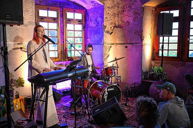 Bild 9: Wenn Soul auf Schlossmauern trifft – Soë Blue eröffnet den Konzertsommer in Tengen