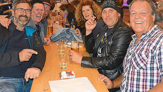 Obwohl sich das 50. Schonacher Volksfest dem Ende nähert, ist diese fröhliche Runde offensichtlich noch lange nicht fertig mit Feiern.