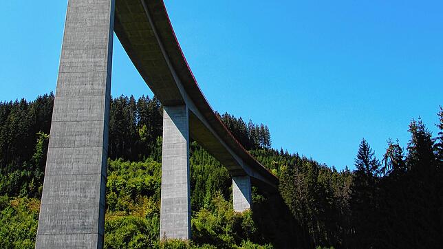 Die große Gauchachtalbrücke soll einen Zwilling bekommen. Parallel zur bestehenden soll eine weitere Brücke gebaut werden.