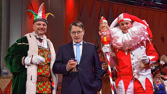 So ungefähr könnte es am Schmotzigen Dunschtig 2024 aussehen, wenn Karl Lauterbach als Beklagter beim Narrengericht auf der Bühne steht. ...