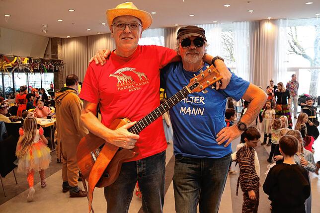 Für die Mitglieder der &bdquo;Jet&lsquo;s&ldquo; war es der letzte Kinderball. Gitarrist Günther Hohloch (links) sowie Sänger und ...